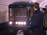 Поезд, под который упал мужчина, не доехал до конца платформы, и машинисту пришлось вручную открывать двери, чтобы выпустить пассажиров. Пока неизвестно, было ли это самоубийство или несчастный случай