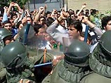 В Тегеране демонстранты пытаются прорваться в посольство Великобритании