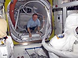 Экипаж МКС пытался починить американские скафандры, но безуспешно Экипаж МКС пытался починить американские скафандры, но безуспешно