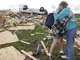 В разрушенном ветром городе Халлам, штат Небраска, полиция разрешила жителям вернуться к их разрушенным домам, однако спустя всего несколько часов все они были вновь эвакуированы из-за угрозы новых штормов