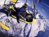Человек впервые пролетел над вершиной Эвереста на дельтаплане