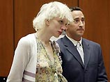 Американская рок-певица и актриса Кортни Лав согласилась пройти курс лечения от наркотической зависимости в рамках достигнутого соглашения с правосудием. Во вторник на судебном заседании в Лос-Анджелесе она признала себя виновной в употреблении кокаина Американская рок-певица и актриса Кортни Лав согласилась пройти курс лечения от наркотической зависимости в рамках достигнутого соглашения с правосудием. Во вторник на судебном заседании в Лос-Анджелесе она признала себя виновной в употреблении кокаина