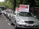 Березовский выпустил на улицы Лондона 100 "мерседесов" с плакатами в защиту Ходорковского
