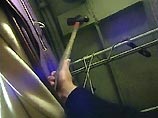 Возможно их заглушают работающие под водой аппараты или волнение моря, но возможно и то, что у членов экипажа уже нет сил, чтобы стучать по корпусу Возможно их заглушают работающие под водой аппараты или волнение моря, но возможно и то, что у членов экипажа уже нет сил, чтобы стучать по корпусу