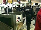 Записку с угрозой теракта на борту лайнера American Airlines написала стюардесса Записку с угрозой теракта на борту лайнера American Airlines написала стюардесса