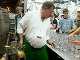 В Чехии установлен новый мировой рекорд в "эстафетном распитии пива" - 2662 кружки за 17 часов