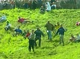 Двадцать один человек получил ранения в ходе гонок за сыром, проводимых ежегодно в графстве Глостершир, передает телекомпания Sky News