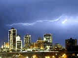 В штате Оклахома из-за ветра и града без электроэнергии осталось более 100 000 человек
