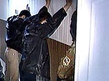 Прибывшим нарядом, в ходе проведения оперативно-розыскных мероприятий, двумя этажами выше в квартире N85 были задержаны хозяин квартиры 37-летний Виталий Руденко и его знакомый Сергей Волков Прибывшим нарядом, в ходе проведения оперативно-розыскных мероприятий, двумя этажами выше в квартире N85 были задержаны хозяин квартиры 37-летний Виталий Руденко и его знакомый Сергей Волков