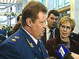 Такое решение Мосгорсуда на деле может сослужить генеральному прокурору неважную службу. Слишком уж долго перед объективами ведущих телевизионных каналов обсуждались подробности получения им квартиры Такое решение Мосгорсуда на деле может сослужить генеральному прокурору неважную службу. Слишком уж долго перед объективами ведущих телевизионных каналов обсуждались подробности получения им квартиры