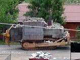 Рассерженный на власти своего родного города Денвера 50-летний Марвин Химейер вооружился автоматической винтовкой и, открыв огонь, выехал на городские улицы на громадном бульдозере Caterpillar Рассерженный на власти своего родного города Денвера 50-летний Марвин Химейер вооружился автоматической винтовкой и, открыв огонь, выехал на городские улицы на громадном бульдозере Caterpillar