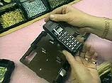 Токийские полицейские отмечают, что количество потерянных сотовых телефонов постоянно растет Токийские полицейские отмечают, что количество потерянных сотовых телефонов постоянно растет