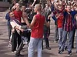 Российские и украинские футбольные фанаты подрались из-за гимнасток Российские и украинские футбольные фанаты подрались из-за гимнасток