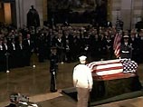 Гроб с телом 40-го президента США был торжественно внесен в ротонду Капитолия - полукруглый зал для официальных церемоний, в котором состоялась церемония прощания