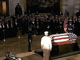 Гроб с телом 40-го президента США был торжественно внесен в ротонду Капитолия - полукруглый зал для официальных церемоний, в котором состоялась церемония прощания Гроб с телом 40-го президента США был торжественно внесен в ротонду Капитолия - полукруглый зал для официальных церемоний, в котором состоялась церемония прощания