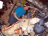 Экипаж МКС готовит скафандры перед выходом в космос
