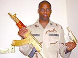 По его словам, пистолет Саддама Хусейна был помещен в рамку и вручен ему бойцами отряда американского спецназа "Дельта", участвовавшими в задержании экс-президента Ирака