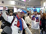 В пятницу утром в аэропорту португальского городка Фару, где сборная России проведет два матча группового этапа ЕВРО-2004 с Испанией и Грецией, высадился настоящий российский десант