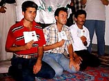 На показанной видеопленке видно, что похитители держат в руках старый иракский флаг, времен правления Саддама Хуссейн