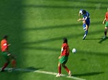 Георгиос Карагунс забивает гол в ворота сборной Португалии