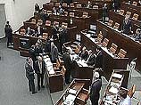 Принятые дополнения не отменяют это положение, однако предусматривают порядок, при котором не учитывается срок избрания глав регионов, если они были избраны до 16 октября 1999 года, дня вступления в силу вышеуказанного закона Принятые дополнения не отменяют это положение, однако предусматривают порядок, при котором не учитывается срок избрания глав регионов, если они были избраны до 16 октября 1999 года, дня вступления в силу вышеуказанного закона