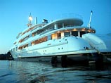 Абрамович приплыл на ЧЕ-2004 на своей огромной яхте, которая не влезла на "парковку" у отеля (ФОТО)