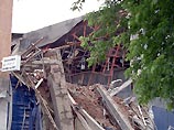 Внутри здания рухнула часть крыши площадью 40 на 20 метров. Обрушилась и часть выходящей на улицу Мичурина стены размерами 20 на 3 метра. Жертв и пострадавших нет Внутри здания рухнула часть крыши площадью 40 на 20 метров. Обрушилась и часть выходящей на улицу Мичурина стены размерами 20 на 3 метра. Жертв и пострадавших нет