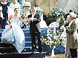 В субботу певица Лолита Милявская вышла замуж за бизнесмена Александра Зарубина. Свадьба певицы и успешного топ-менеджера прошла в обстановке строгой секретности в усадьбе "Царицыно". Церемония была стилизована под восемнадцатый век