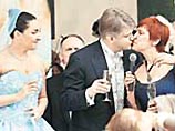 Кто за свадьбу платит, тот тещу и целует. На фото жених Александр Зарубин - маме Лолиты Милявской: ''Вы мне воспитали потрясающую жену!''