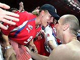 Нападающий сборной Чехии Ян Колер получает поздравления с победой над сборной Голландии от своей жены Хедвики