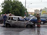 Как сообщил корреспондент NEWSru.com с места события, автомашина Fiat двигалась от центра в сторону Белорусского вокзала, когда на ходу неожиданно произошло ее возгорание