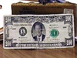 На лицевой стороне потрепанной банкноты изображен улыбающийся 43-й президент США Джордж Буш-младший, рядом фраза, стилизованная под серийный номер, - "я люблю глупо ухмыляться"