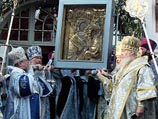 В Крестном ходе в честь проводов чудотворной Тихвинской иконы Божией Матери из Москвы в Петербург приняли участие несколько десятков тысяч верующих