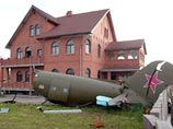 В результате катастрофы самолета Ли-2, произошедшей в субботу близ аэродрома Мячково, погиб начальник Управления делами ФСБ России генерал-лейтенант Валентин Чуйкин В результате катастрофы самолета Ли-2, произошедшей в субботу близ аэродрома Мячково, погиб начальник Управления делами ФСБ России генерал-лейтенант Валентин Чуйкин