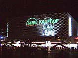 По словам собеседника агентства, инцидент произошел накануне, в понедельник вечером, в одном из самых крупных универмагов Берлина Kaufhof, расположенном на центральной площади города - Александерплатц