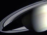 Аппарат уже выполнил маневр разворота. В 05:00 утра по московскому времени Cassini подлетел к Сатурну с нижней стороны планеты и "проскользнул" в разрыв между кольцами