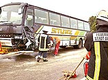 В Германии школьный автобус столкнулся с автомобилем - пострадали 14 человек В Германии школьный автобус столкнулся с автомобилем - пострадали 14 человек