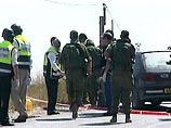 По имеющейся информации, активисты вооруженных палестинских группировок открыли огонь по автомобилю с израильскими номерами на шоссе, ведущем к соседним поселениям