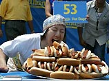 Пятьдесят три с половиной хот-дога за 12 минут умудрился съесть худощавый японец Такэру Кобаяси, установивший новый мировой рекорд по скорости поедания булочек с сосисками
