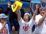 Японец установил мировой рекорд, съев 53 хот-дога за 12 минут (ФОТО)