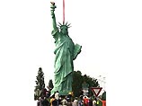 Во Франции установлена 12-метровая копия статуи Свободы