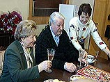 Сейчас Ельцин празднует свой юбилей с семьей, а утром в ЦКБ его приезжали поздравить президент Владимир Путин и премьер-министр Михаил Касьянов