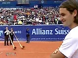 Швейцарский теннисист Роже Федерер, который выиграл Уимблдонский турнир в этом году, защитив свой титул, имеет давнюю привычку после Великобритании приезжать к себе на родину, на турнир Гштааде