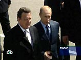 Глава российского государства, встретивший канцлера Германии во "Внуково-2", предложил Шредеру осмотреть стоявший рядом на летном поле российский БЕ-200