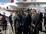 Путин и Шредер прошли к самолету, о котором им рассказал глава МЧС России Сергей Шойгу