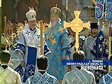 Hа церемонии присутствует высшее духовенство Русской православной церкви из Севро-Западного региона, а также православные иерархи из США и Канады