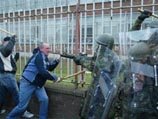 Двадцать пять полицейских получили ранения в ходе массовых беспорядков, произошедших накануне в административном центре Северной Ирландии - Белфасте