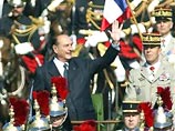 Вначале президент Жак Ширак в сопровождении конного эскорта Республиканской гвардии приветствовал войска, выстроенные на центральном авеню Парижа - Елисейских полях