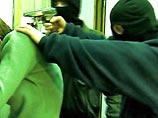 Четверо неизвестных в масках через окно проникли в дачный дом потерпевшего, угрожая пистолетом, связали его и жену и похитили более 300 тысяч рублей, а также одежду", - сказал представитель ГУВД.