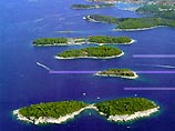 Небольшие острова у хорватских берегов выставлены на продажу. Островки расположены в живописном месте и предоставляют своим будущим хозяевам главное преимущество - удаленность от цивилизации